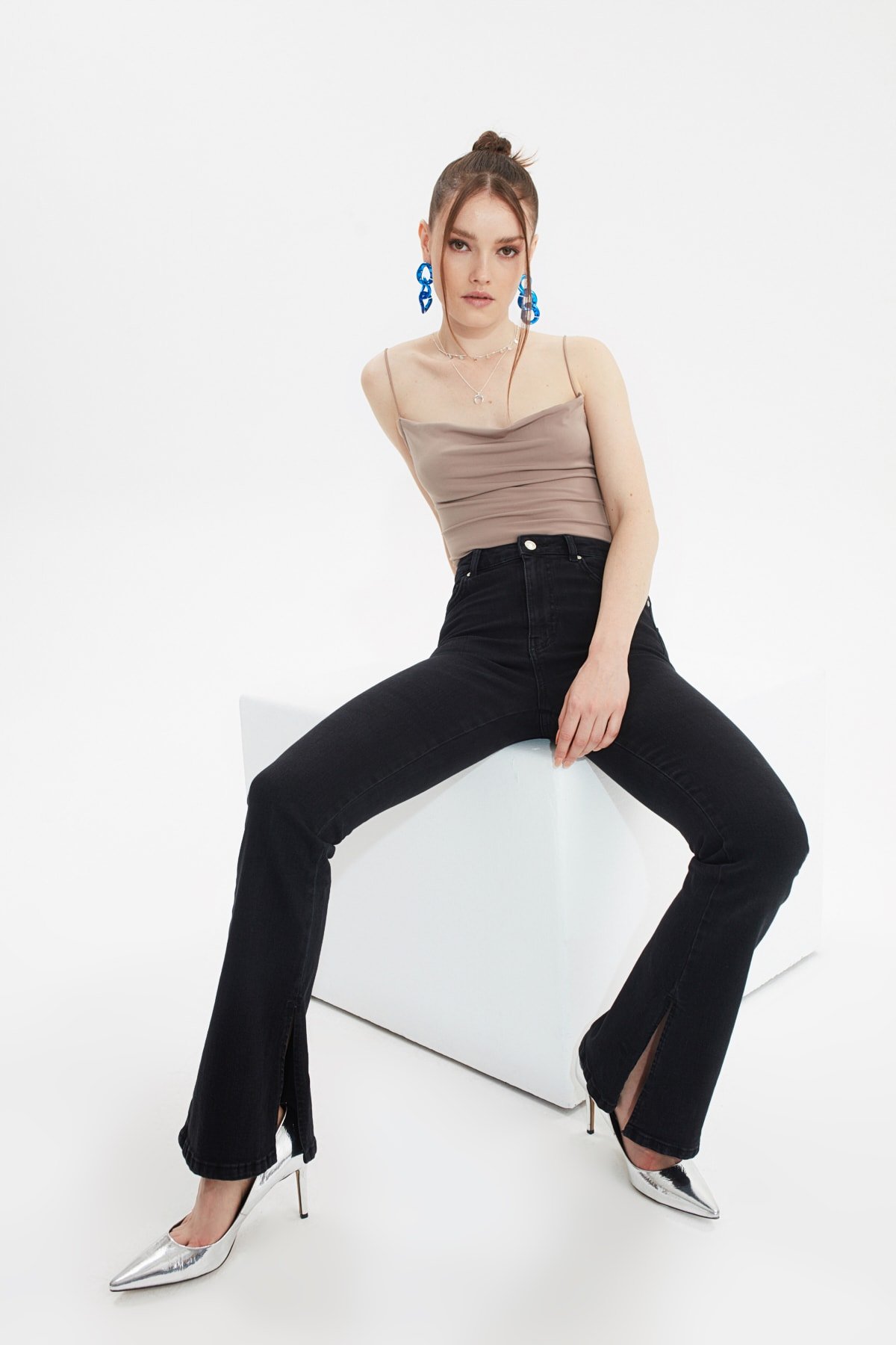 Trendyol Slit High Waist Flare Jeans TWOAW21JE0025 1